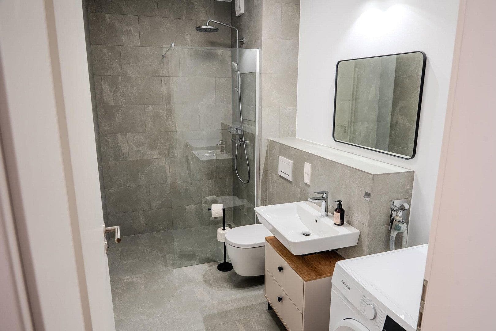 Prenájom bytu 2-izbový 64 m², Frankfurt am Main, Hesensko Prenájom bytu 2-izbový 64 m², Frankfurt am Main, Hesensko