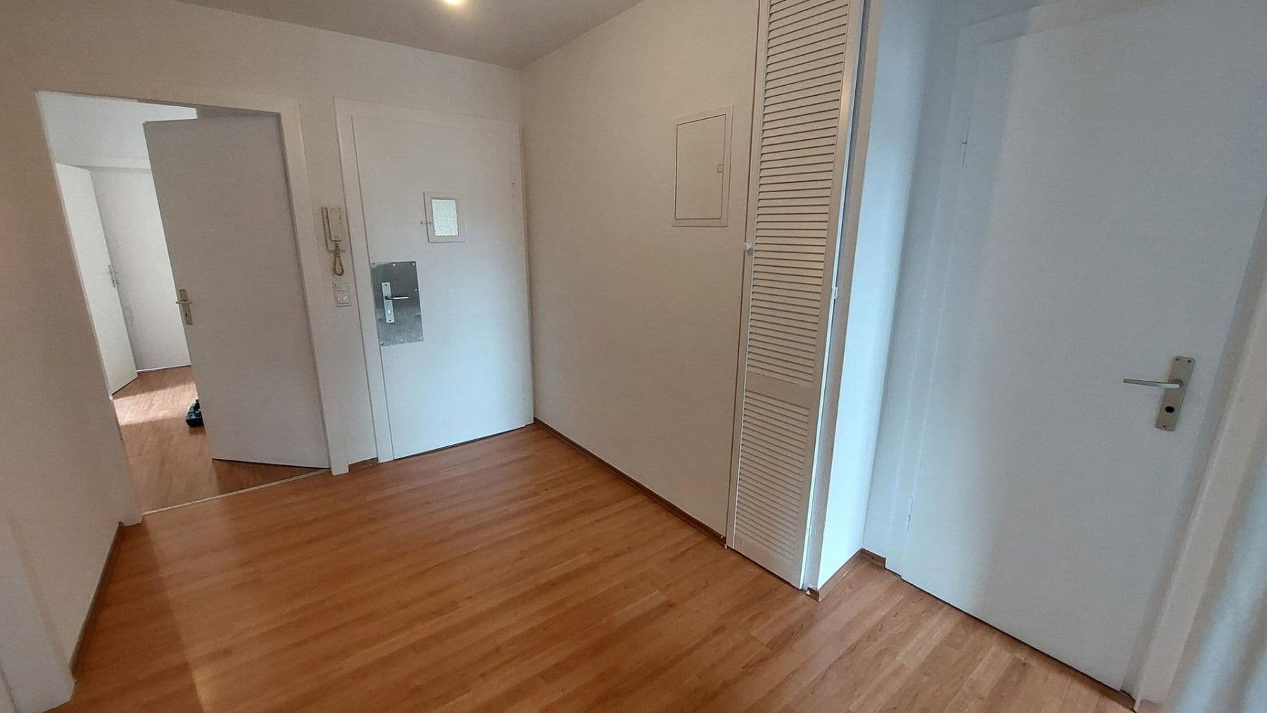 Prenájom bytu 4-izbový 74 m², Emser Strasse 40, Frankfurt, Hesensko Prenájom bytu 4-izbový 74 m², Emser Strasse 40, Frankfurt, Hesensko