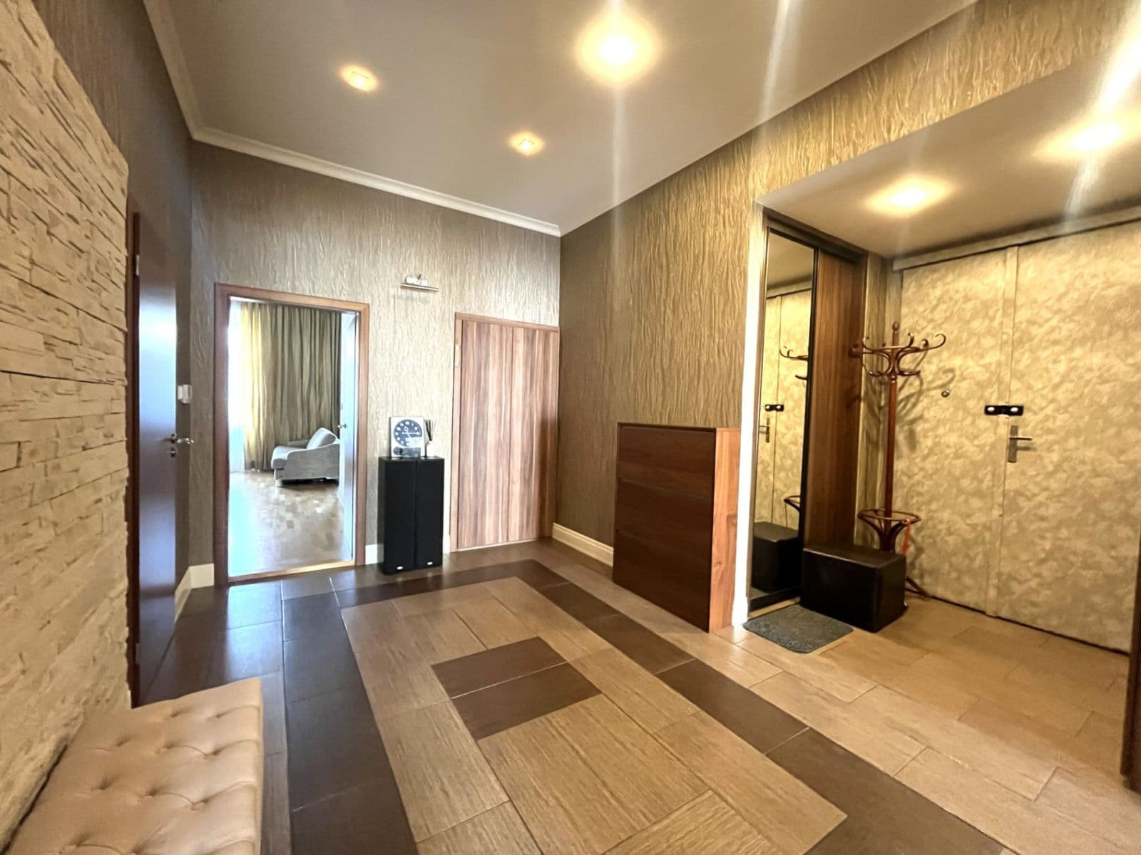 Prenájom bytu 3-izbový 98 m², Puškinovo náměstí, Praha, Praha Prenájom bytu 3-izbový 98 m², Puškinovo náměstí, Praha, Praha