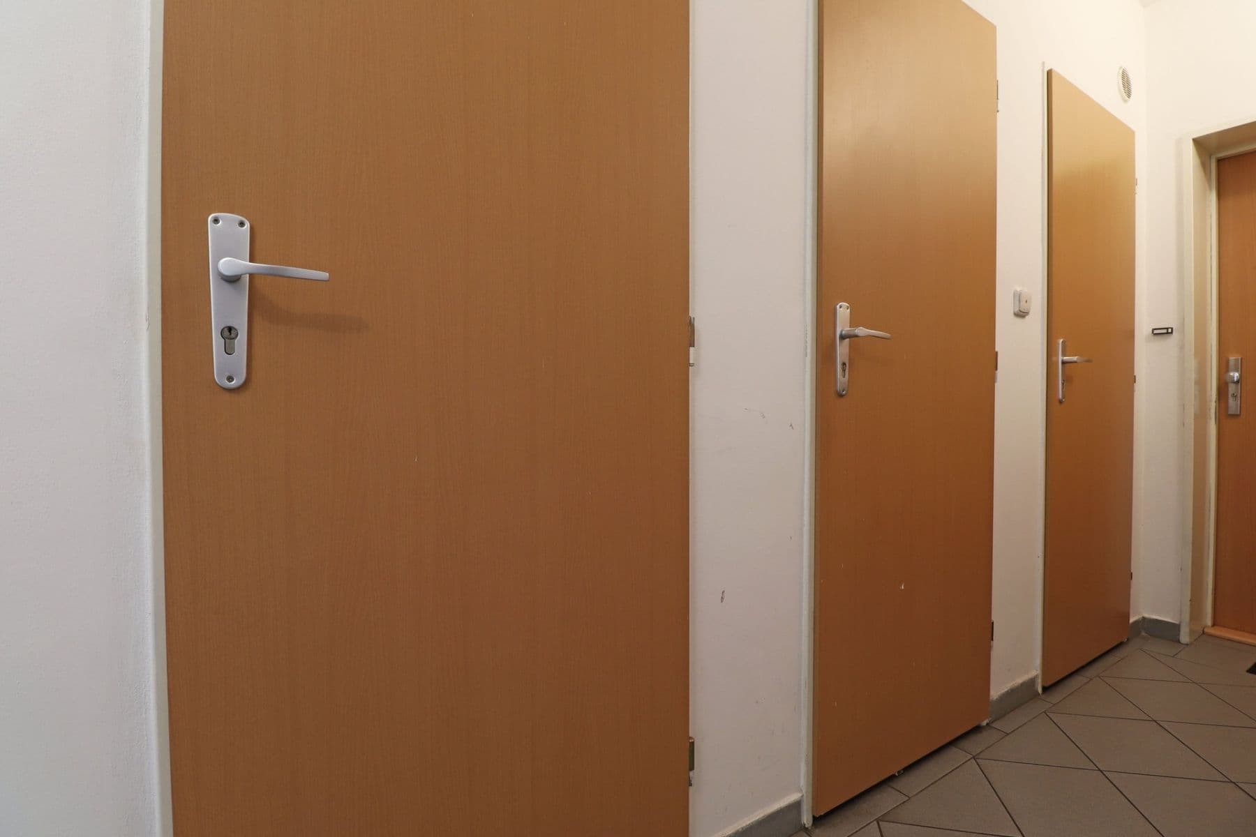 Prenájom bytu 1-izbový 46 m², Mimoňská, Praha, Praha Prenájom bytu 1-izbový 46 m², Mimoňská, Praha, Praha