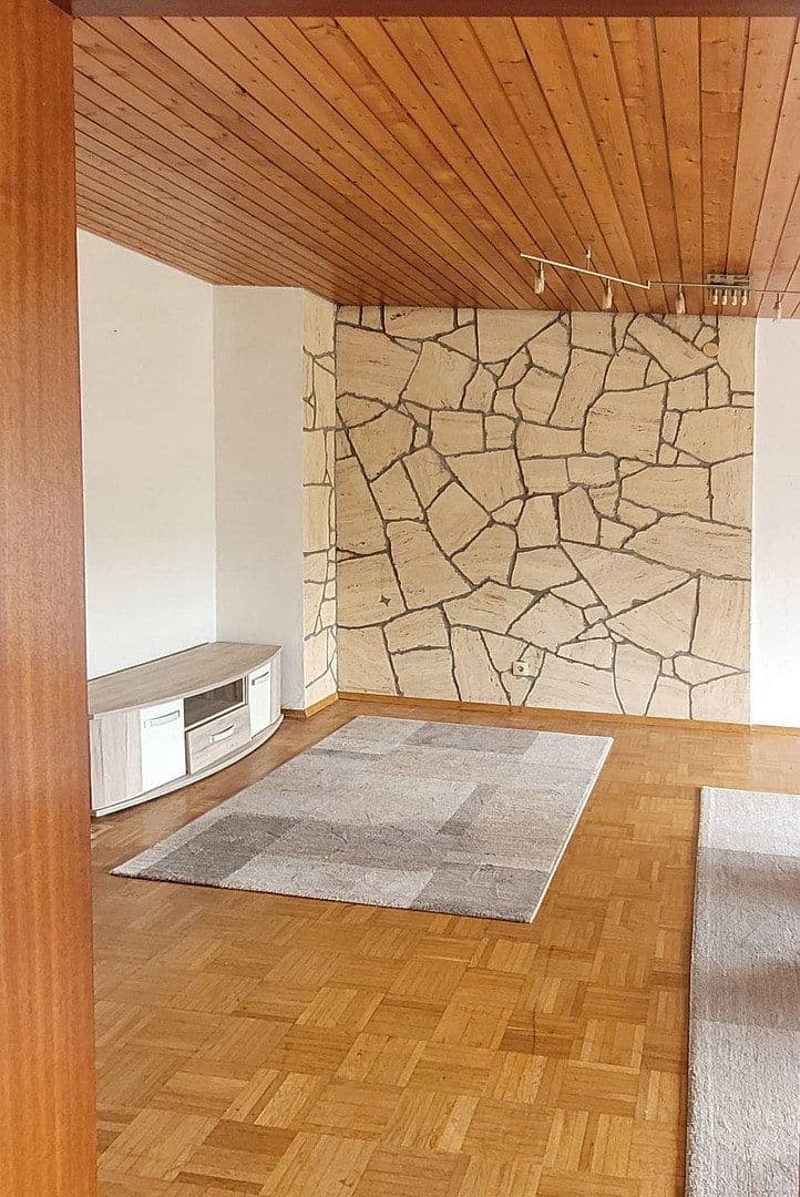 Prenájom bytu 3-izbový 74 m², Limburgstraße, Dettingen unter Teck, Bádensko-Wurttembersko Prenájom bytu 3-izbový 74 m², Limburgstraße, Dettingen unter Teck, Bádensko-Wurttembersko