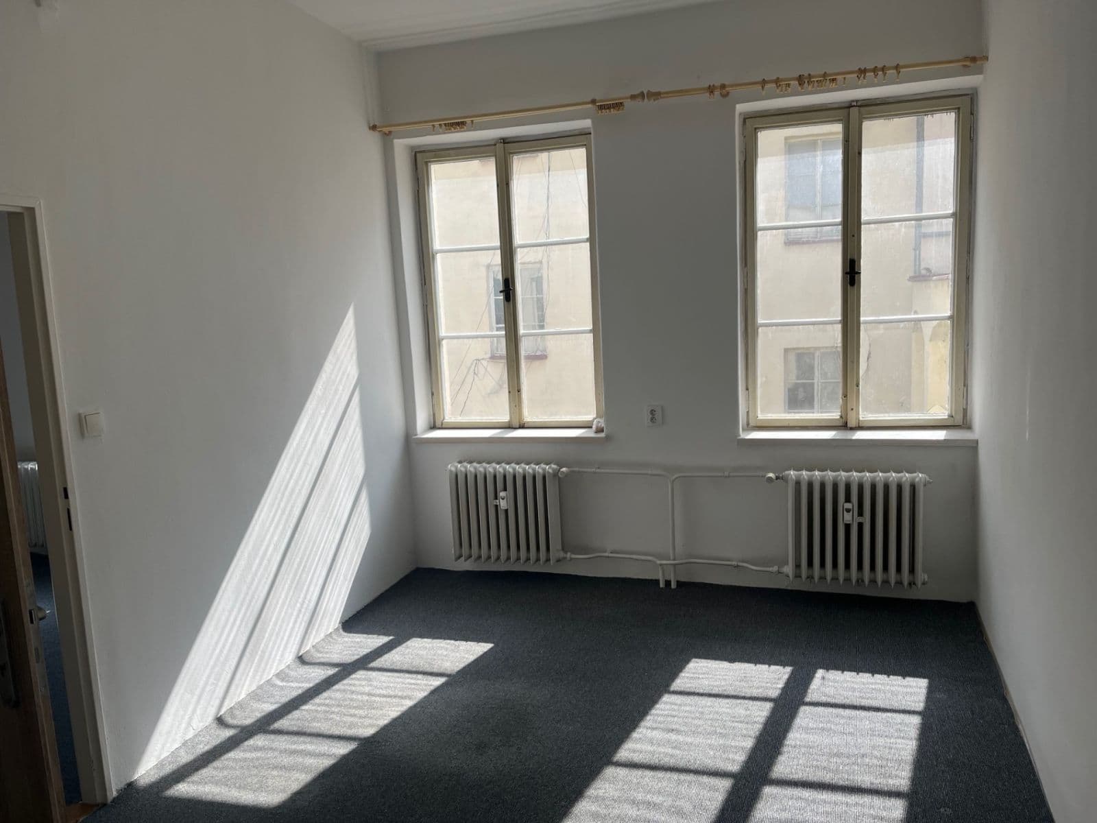 Prenájom bytu 3-izbový 64 m², Pernštýnské náměstí, Pardubice, Pardubický kraj Prenájom bytu 3-izbový 64 m², Pernštýnské náměstí, Pardubice, Pardubický kraj