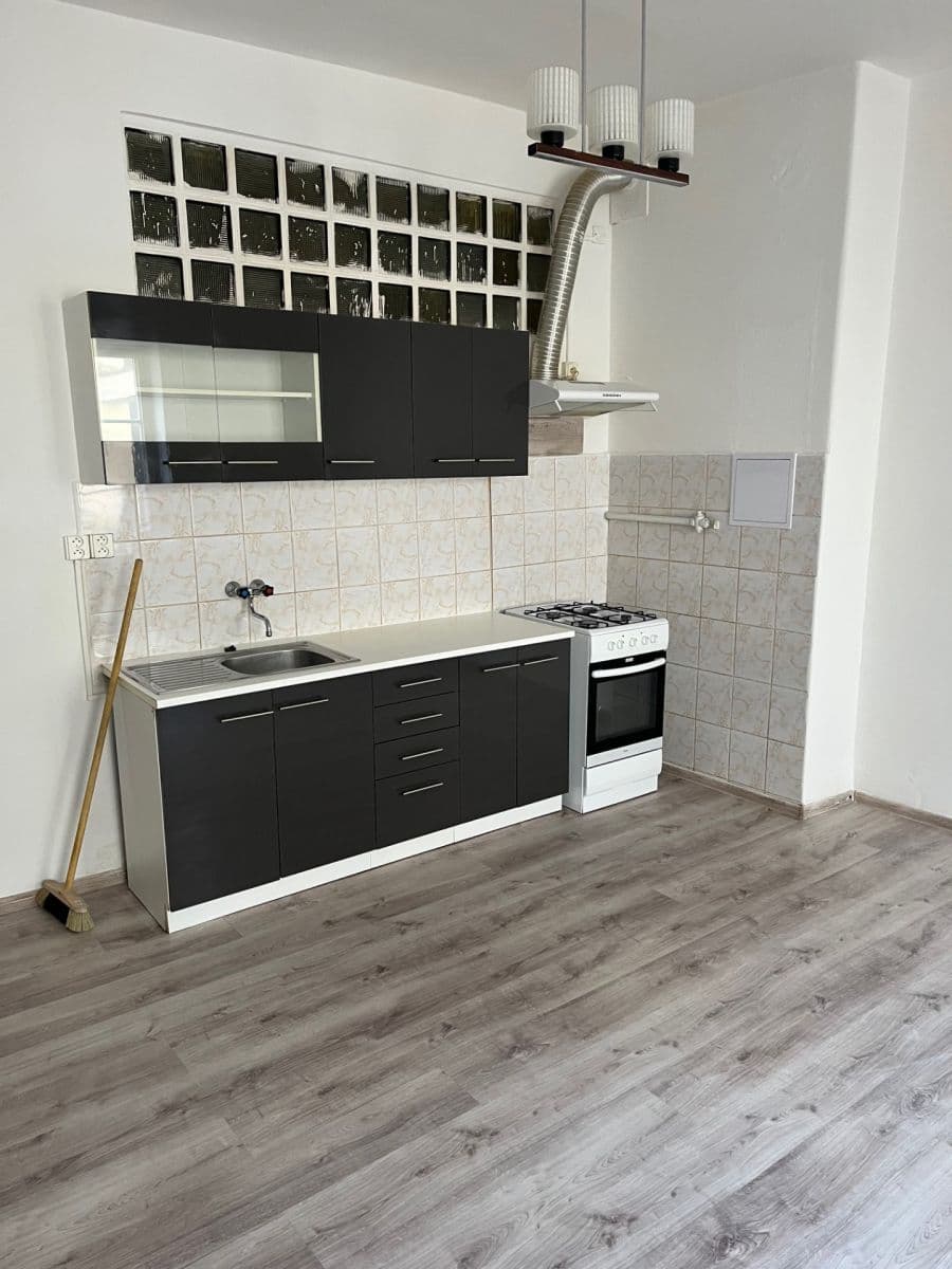 Prenájom bytu 3-izbový 64 m², Pernštýnské náměstí, Pardubice, Pardubický kraj Prenájom bytu 3-izbový 64 m², Pernštýnské náměstí, Pardubice, Pardubický kraj