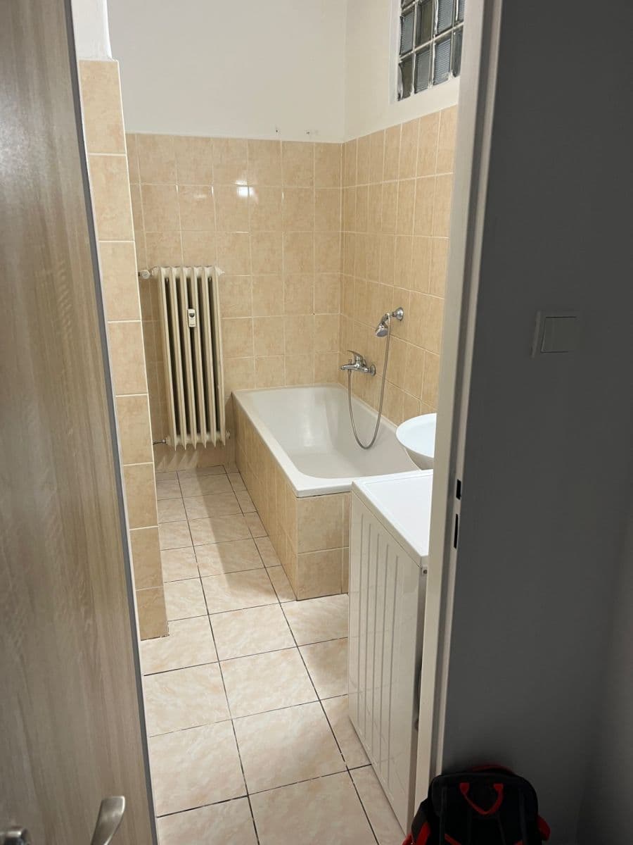 Prenájom bytu 3-izbový 64 m², Pernštýnské náměstí, Pardubice, Pardubický kraj Prenájom bytu 3-izbový 64 m², Pernštýnské náměstí, Pardubice, Pardubický kraj