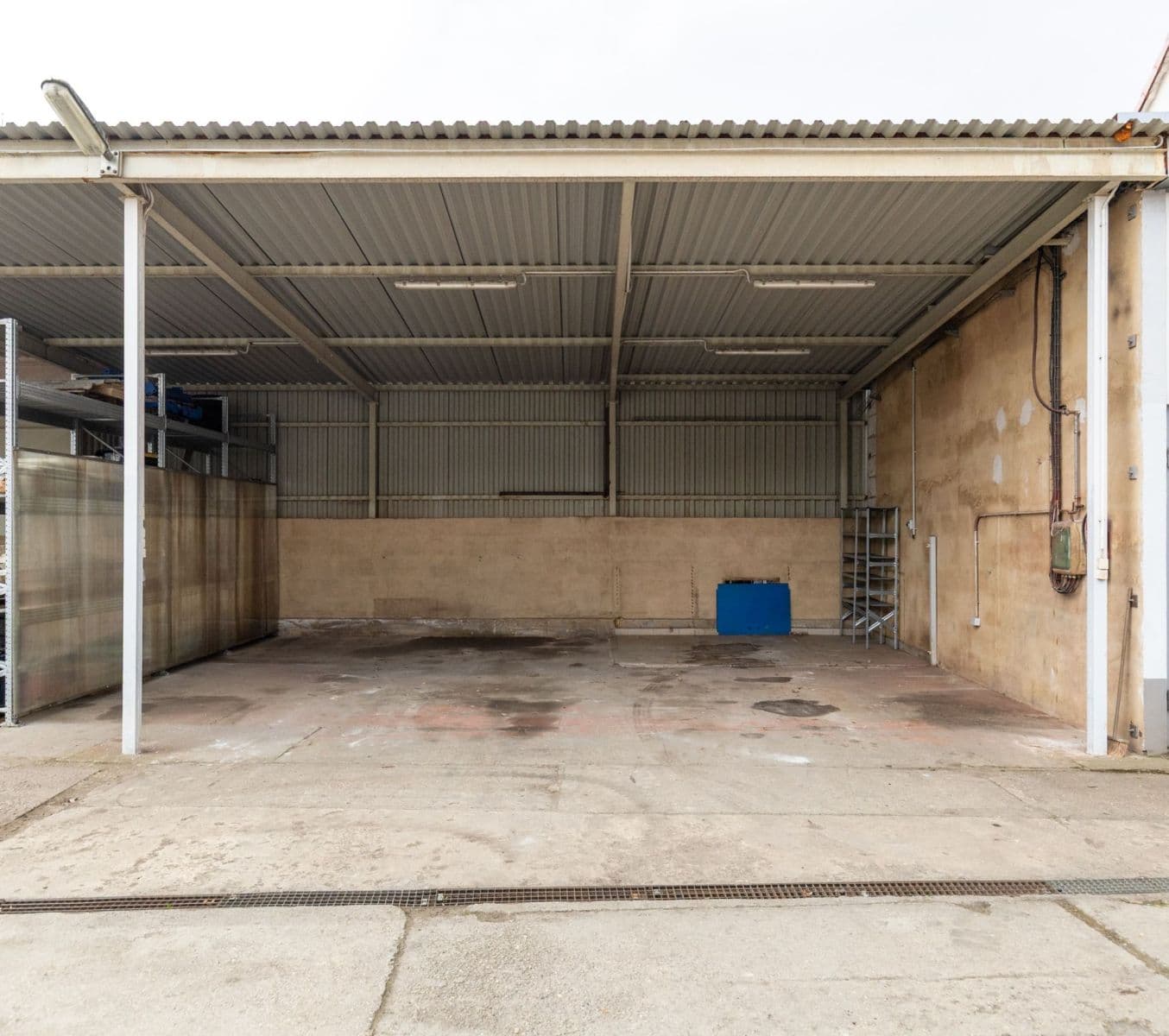 Prenájom nebytového priestoru 700 m², Dnešice, Plzeňský kraj Prenájom nebytového priestoru 700 m², Dnešice, Plzeňský kraj