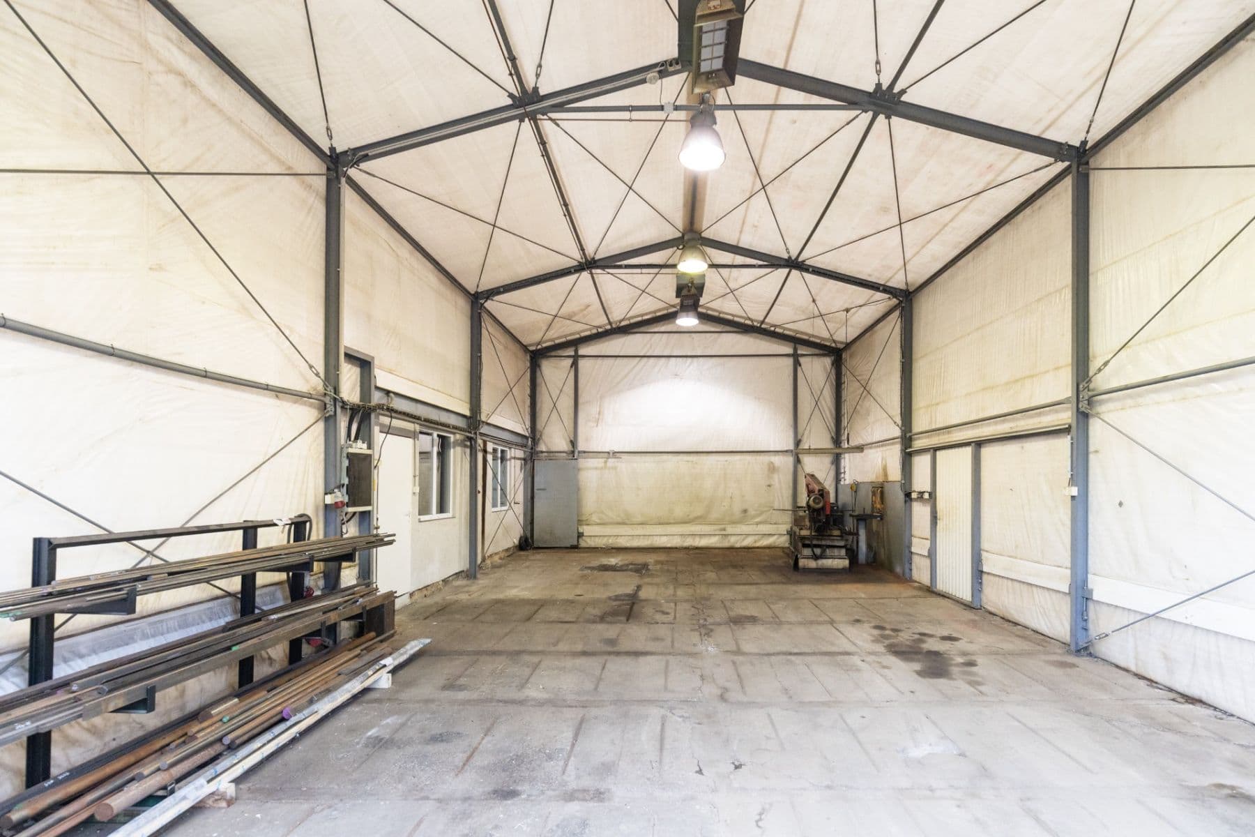 Prenájom nebytového priestoru 700 m², Dnešice, Plzeňský kraj Prenájom nebytového priestoru 700 m², Dnešice, Plzeňský kraj