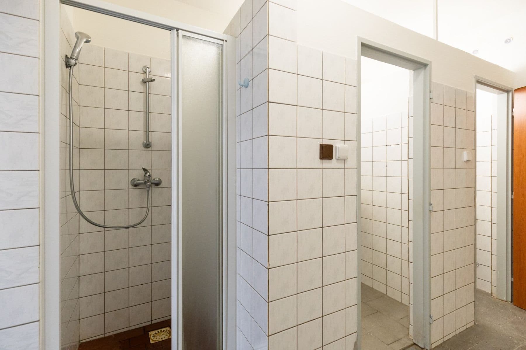 Prenájom nebytového priestoru 700 m², Dnešice, Plzeňský kraj Prenájom nebytového priestoru 700 m², Dnešice, Plzeňský kraj