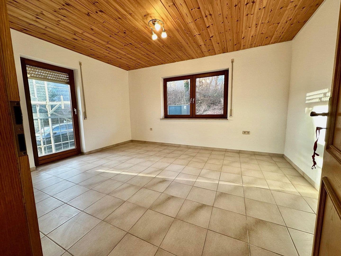 Prenájom bytu 3-izbový 150 m², Aichtal, Bádensko-Wurttembersko Prenájom bytu 3-izbový 150 m², Aichtal, Bádensko-Wurttembersko