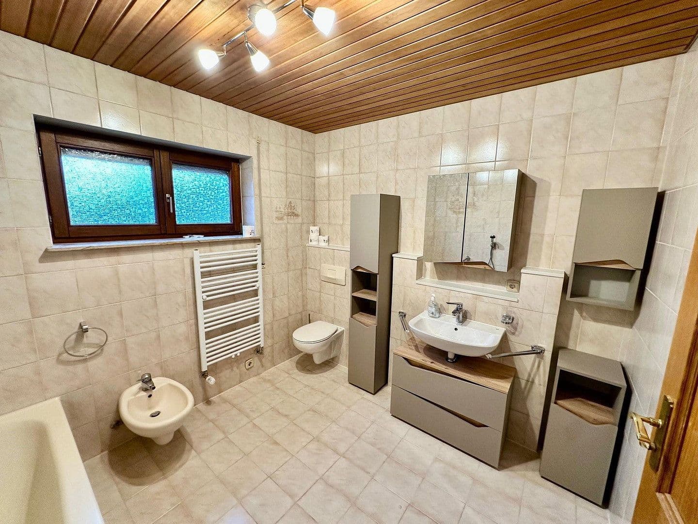 Prenájom bytu 3-izbový 150 m², Aichtal, Bádensko-Wurttembersko Prenájom bytu 3-izbový 150 m², Aichtal, Bádensko-Wurttembersko