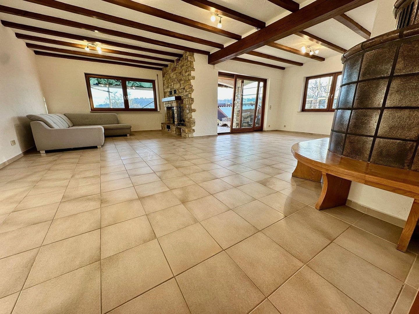 Prenájom bytu 3-izbový 150 m², Aichtal, Bádensko-Wurttembersko Prenájom bytu 3-izbový 150 m², Aichtal, Bádensko-Wurttembersko