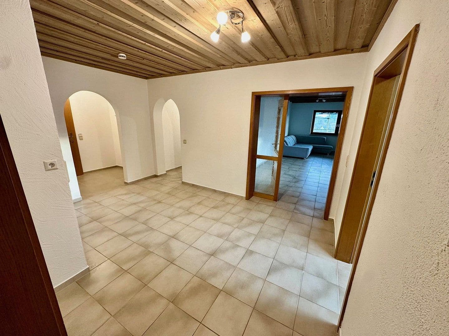 Prenájom bytu 3-izbový 150 m², Aichtal, Bádensko-Wurttembersko Prenájom bytu 3-izbový 150 m², Aichtal, Bádensko-Wurttembersko