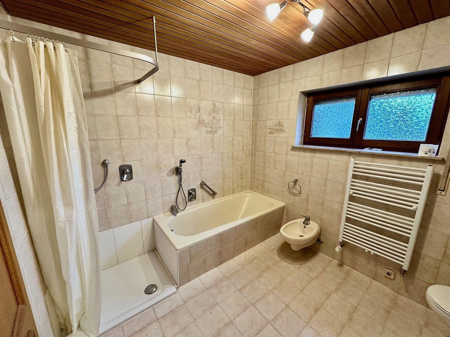 Prenájom bytu 3-izbový 150 m², Aichtal, Bádensko-Wurttembersko Prenájom bytu 3-izbový 150 m², Aichtal, Bádensko-Wurttembersko