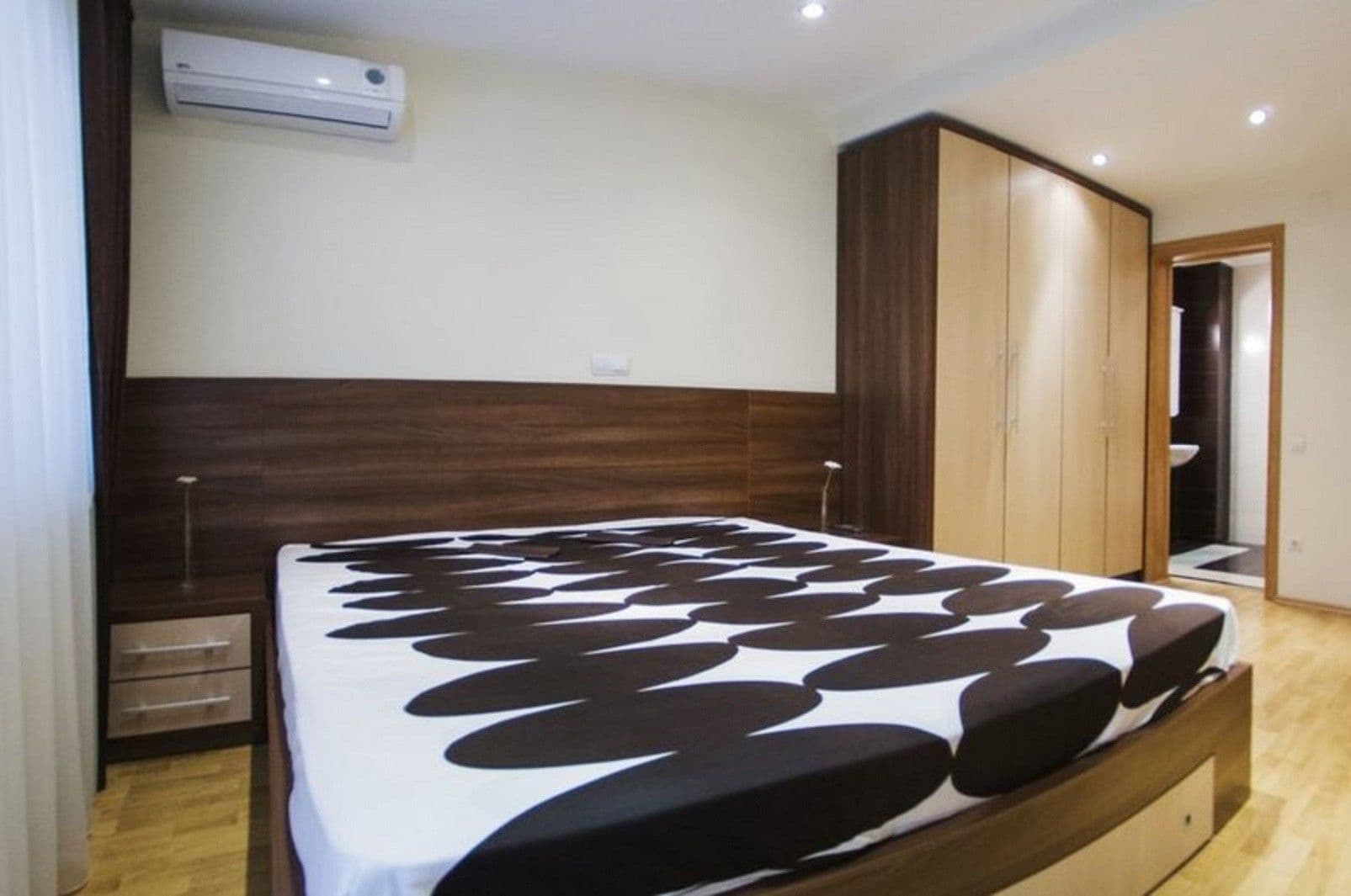 Prenájom bytu 2-izbový 75 m², U Půjčovny, Praha, Praha Prenájom bytu 2-izbový 75 m², U Půjčovny, Praha, Praha