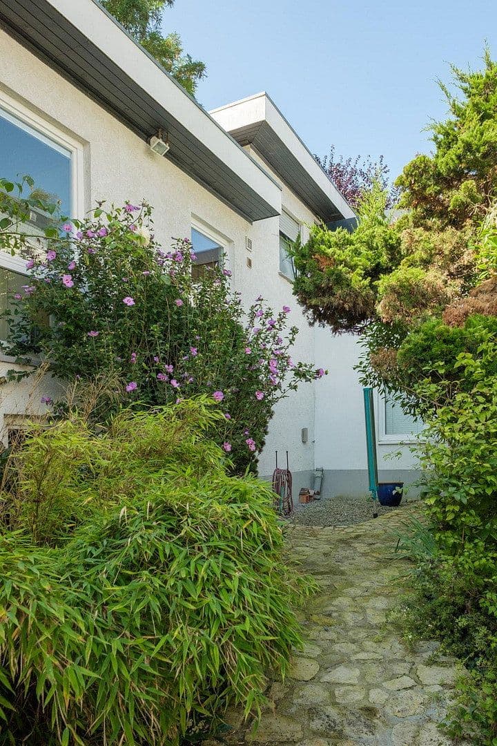 Predaj domu 228 m², pozemek 1.435 m², Ingelheim am Rhein, Porýnie-Falcko Predaj domu 228 m², pozemek 1.435 m², Ingelheim am Rhein, Porýnie-Falcko