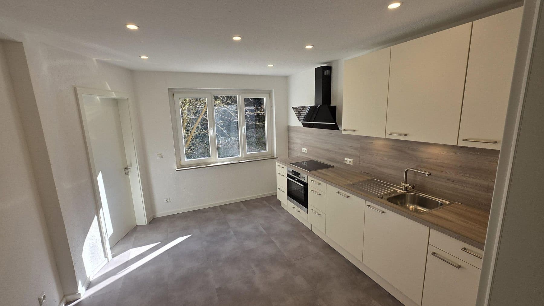 Prenájom bytu 3-izbový 70 m², Emilienstraße 54, Siegen, Severné Porýnie - Westfálsko Prenájom bytu 3-izbový 70 m², Emilienstraße 54, Siegen, Severné Porýnie - Westfálsko