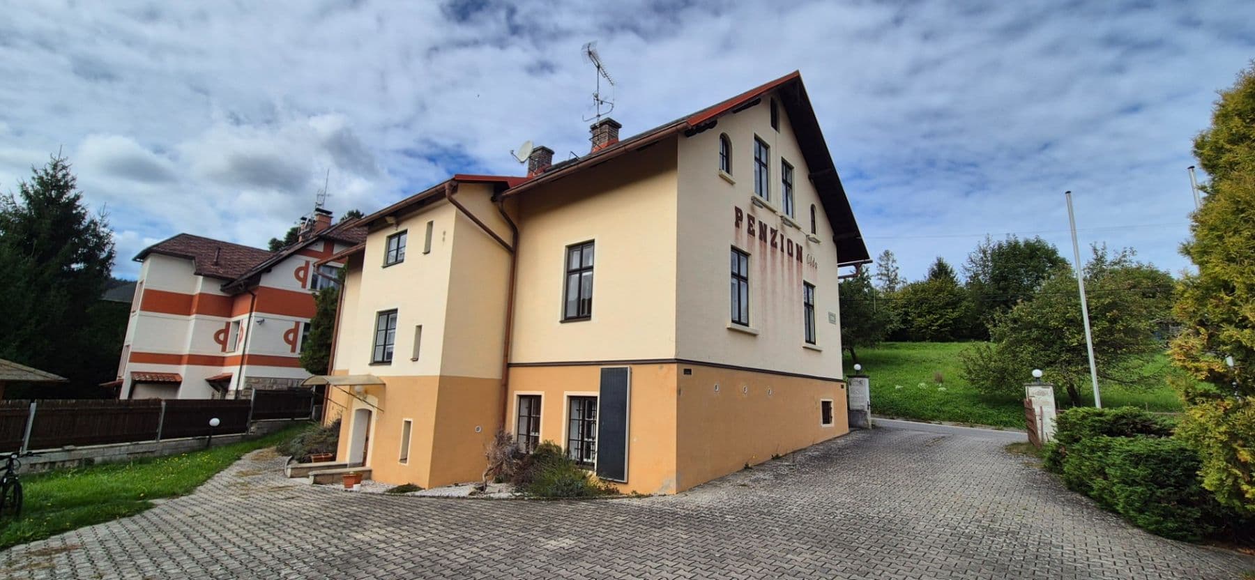 Predaj domu 386 m², pozemok 2.210 m², Hrubá Skála, Liberecký kraj Predaj domu 386 m², pozemok 2.210 m², Hrubá Skála, Liberecký kraj