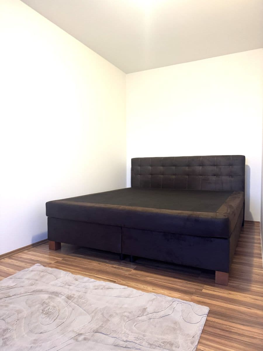 Prenájom bytu 1-izbový 47 m², V Zahradách, Praha, Praha Prenájom bytu 1-izbový 47 m², V Zahradách, Praha, Praha