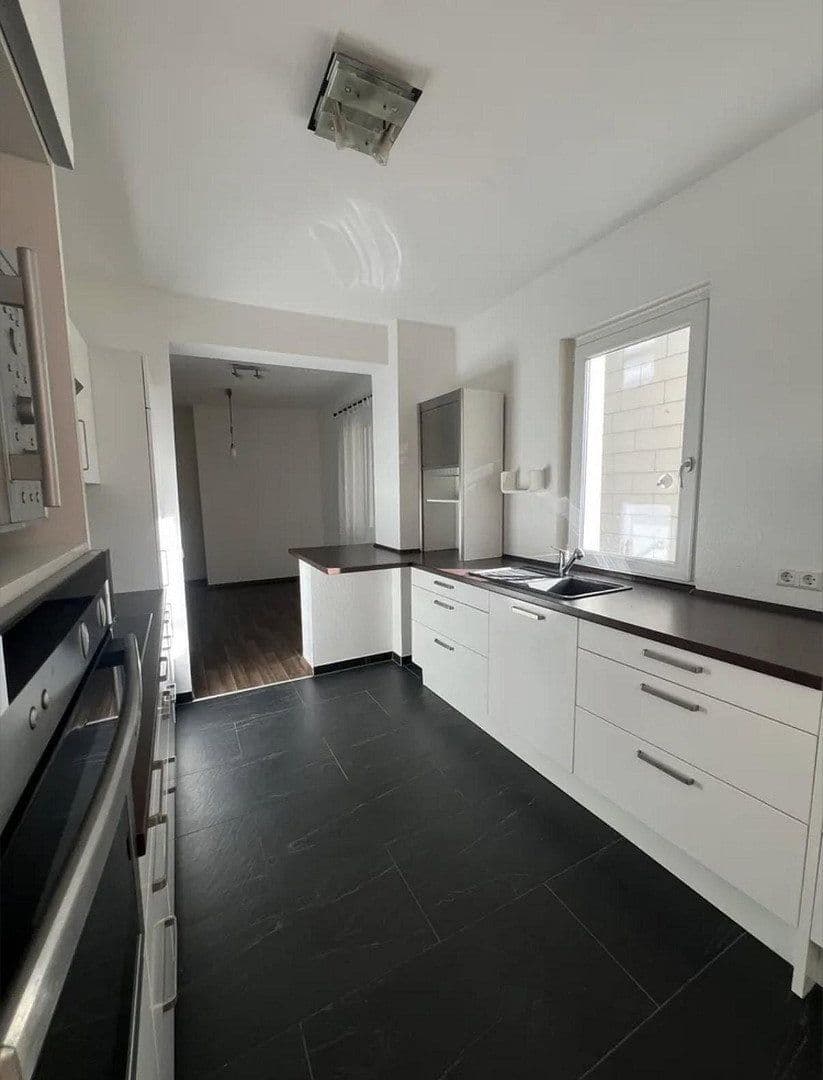 Prenájom bytu 3-izbový 97 m², Stuttgart, Bádensko-Wurttembersko Prenájom bytu 3-izbový 97 m², Stuttgart, Bádensko-Wurttembersko