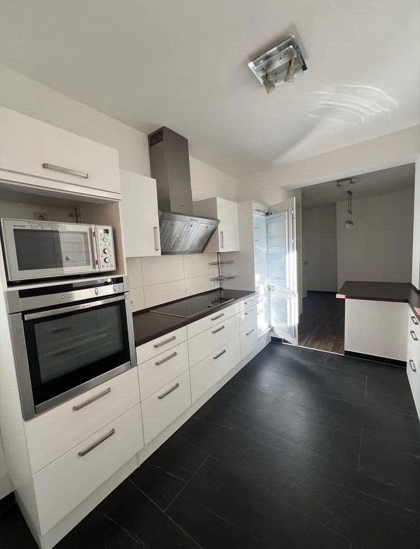 Prenájom bytu 3-izbový 97 m², Stuttgart, Bádensko-Wurttembersko Prenájom bytu 3-izbový 97 m², Stuttgart, Bádensko-Wurttembersko