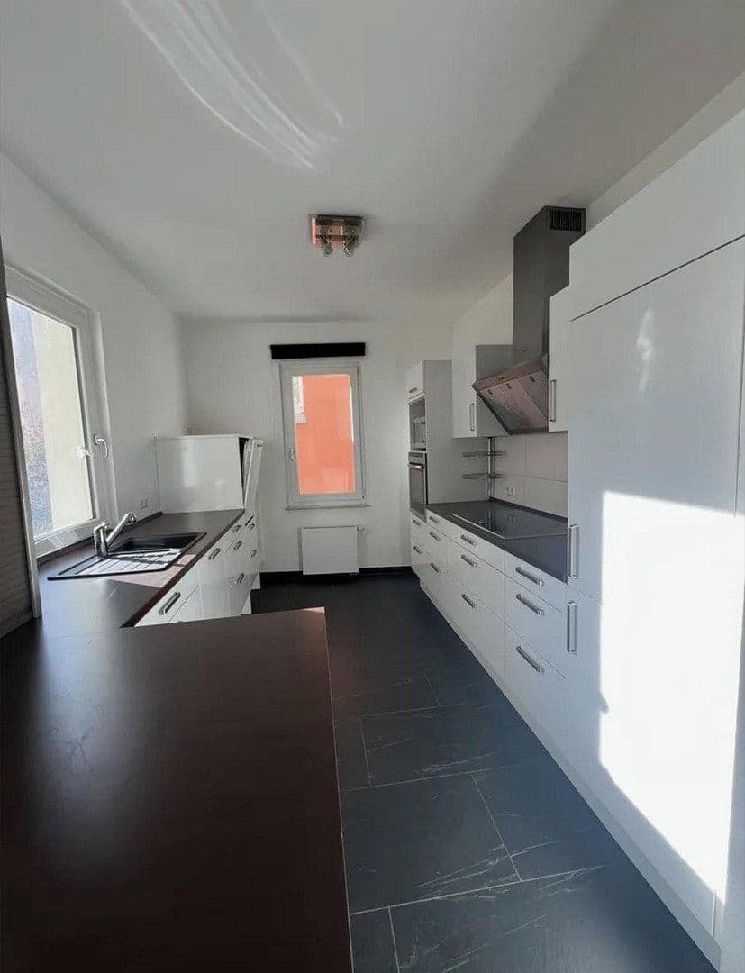 Prenájom bytu 3-izbový 97 m², Stuttgart, Bádensko-Wurttembersko Prenájom bytu 3-izbový 97 m², Stuttgart, Bádensko-Wurttembersko