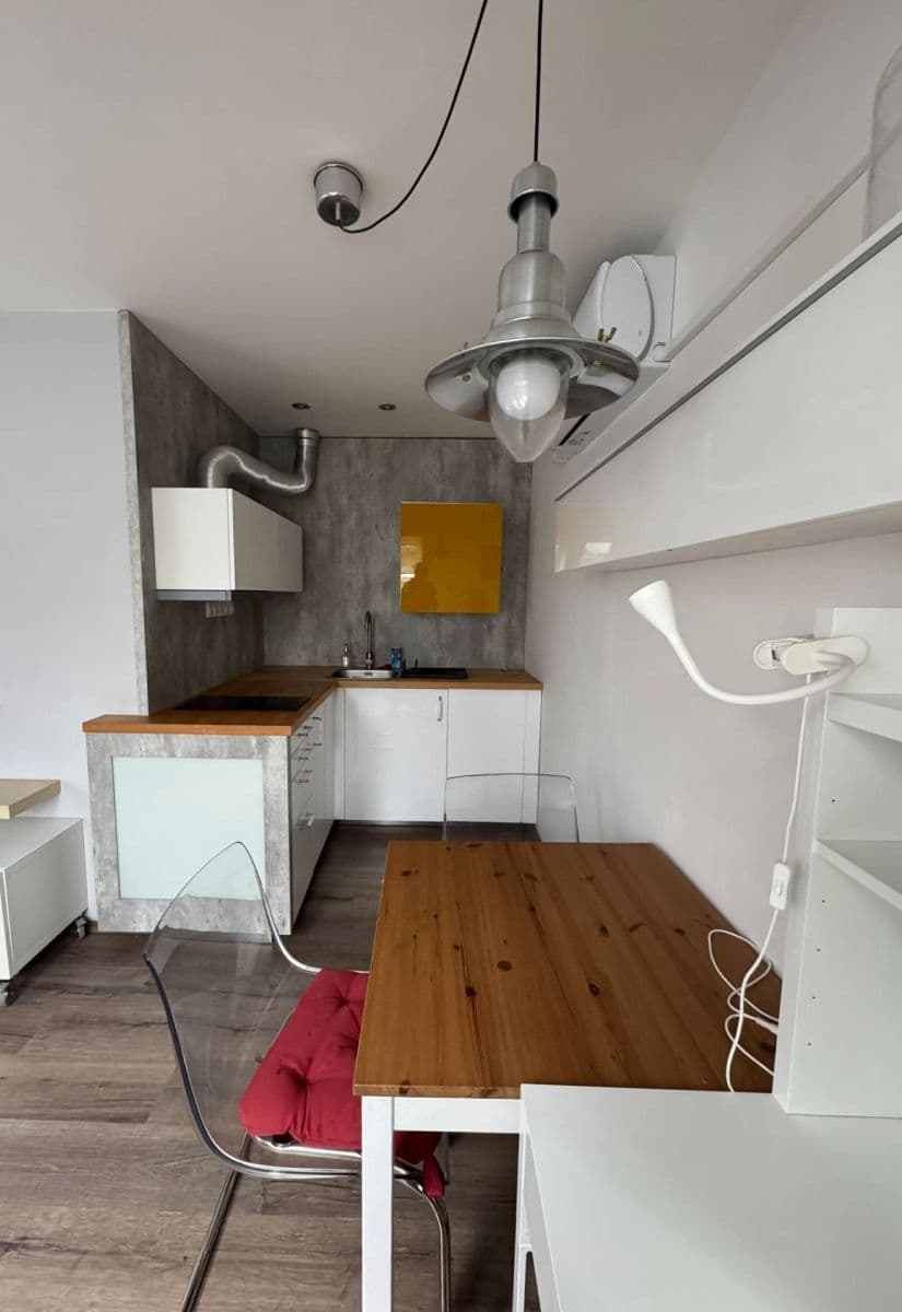 Prenájom bytu 1-izbový 32 m², Pod Labuťkou, Praha, Praha Prenájom bytu 1-izbový 32 m², Pod Labuťkou, Praha, Praha