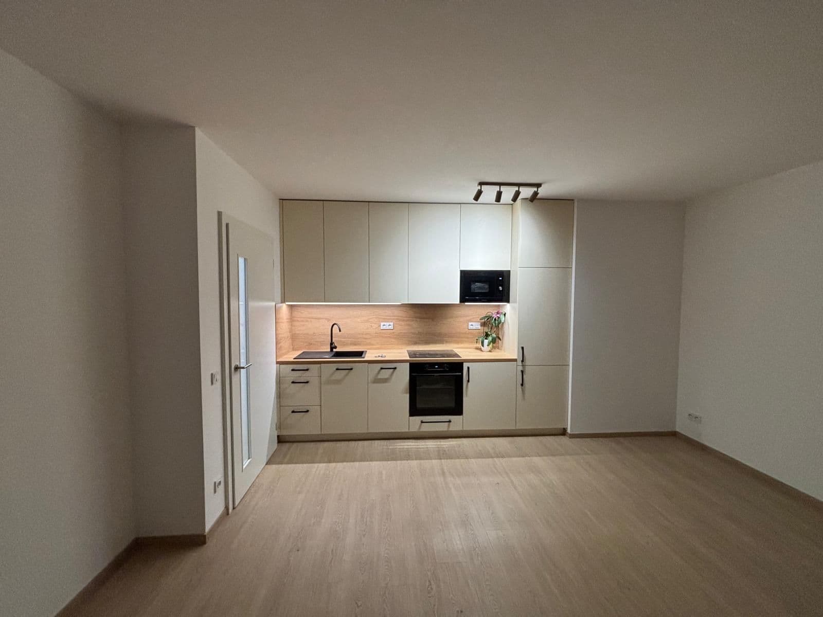 Prenájom bytu 1-izbový 34 m², Tupolevova, Praha, Praha Prenájom bytu 1-izbový 34 m², Tupolevova, Praha, Praha