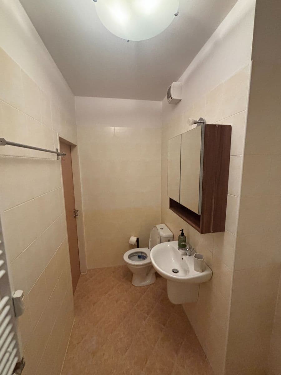 Prenájom bytu 1-izbový 38 m², Podkovářská, Praha, Praha Prenájom bytu 1-izbový 38 m², Podkovářská, Praha, Praha