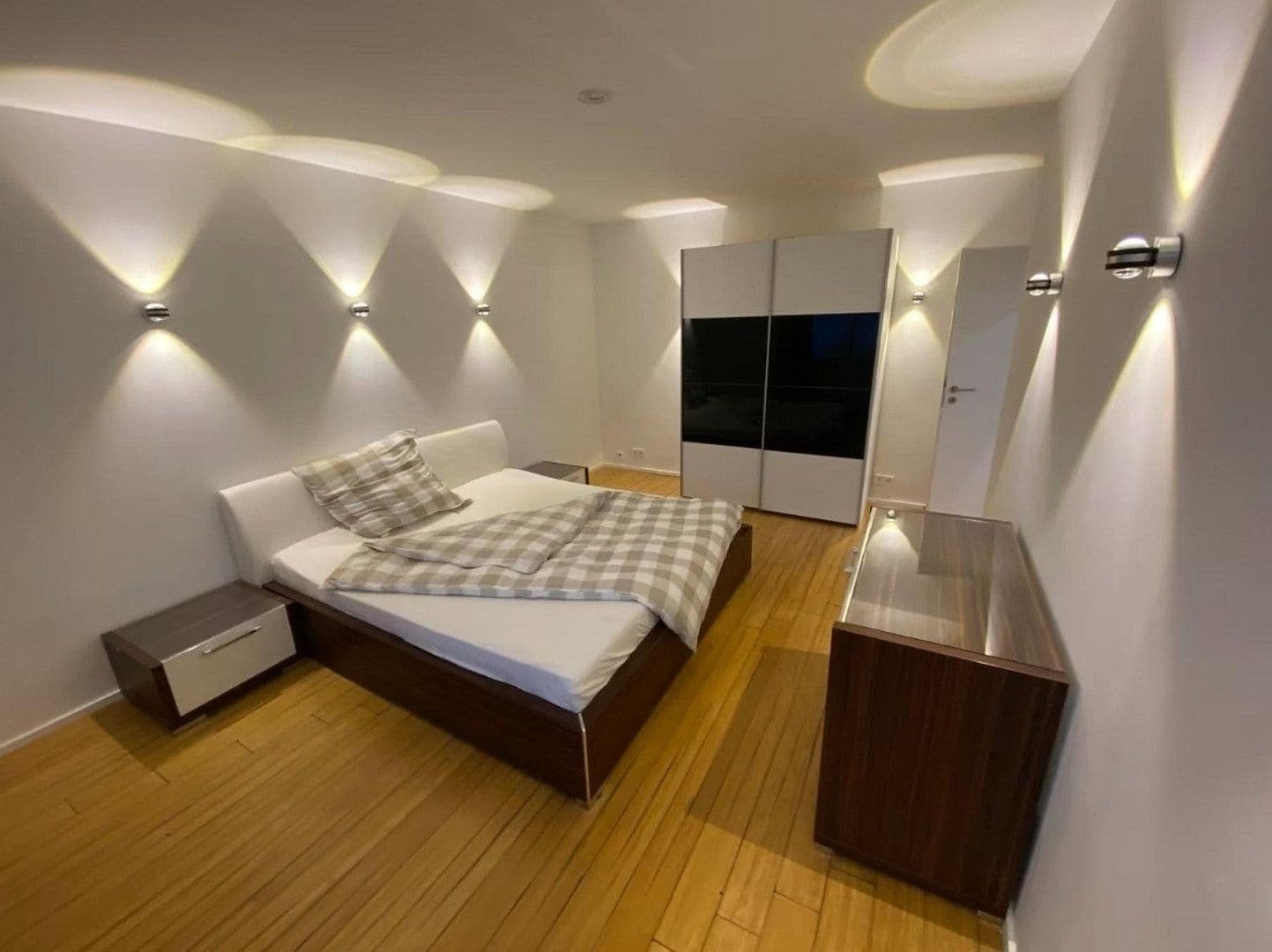 Prenájom bytu 2-izbový 73 m², Düsseldorf, Severné Porýnie - Westfálsko Prenájom bytu 2-izbový 73 m², Düsseldorf, Severné Porýnie - Westfálsko