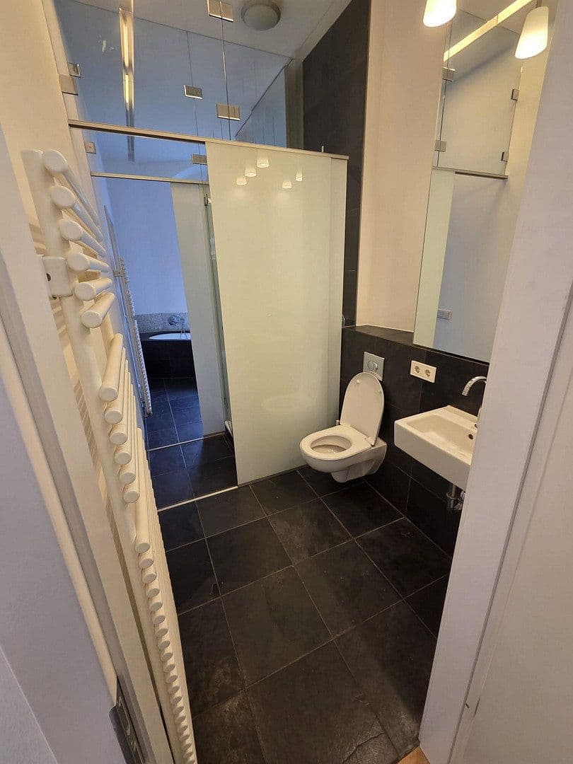 Prenájom bytu 4-izbový 137 m², Berlin, Berlín Prenájom bytu 4-izbový 137 m², Berlin, Berlín