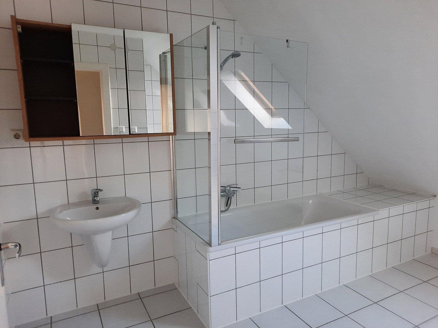 Prenájom bytu 3-izbový 83 m², Meerbusch, Severné Porýnie - Westfálsko Prenájom bytu 3-izbový 83 m², Meerbusch, Severné Porýnie - Westfálsko