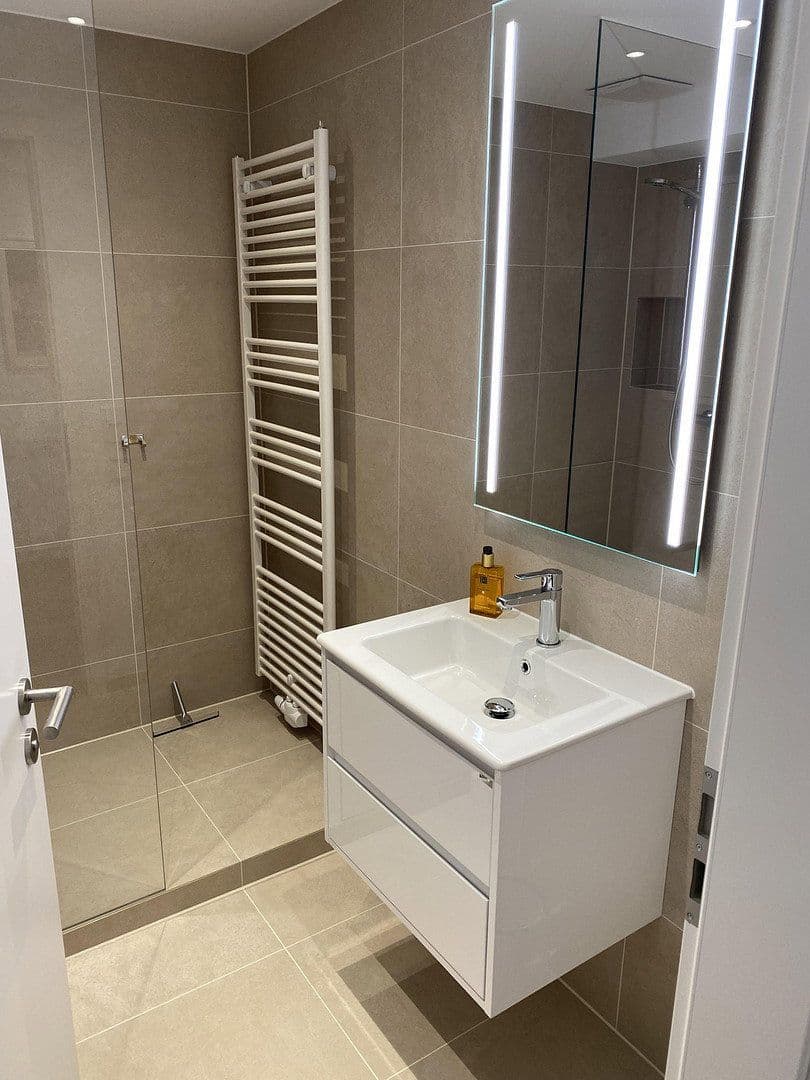 Prenájom bytu 3-izbový 80 m², Bernhardstr. 147, Köln, Severné Porýnie - Westfálsko Prenájom bytu 3-izbový 80 m², Bernhardstr. 147, Köln, Severné Porýnie - Westfálsko