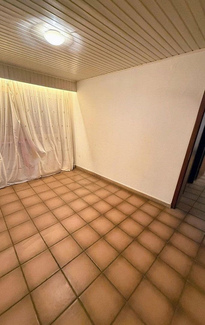 Prenájom bytu 5-izbový 136 m², Kaiserslautern-Morlautern, Porýnie-Falcko Prenájom bytu 5-izbový 136 m², Kaiserslautern-Morlautern, Porýnie-Falcko