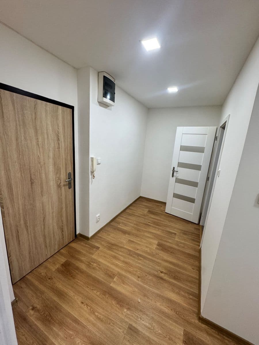 Prenájom bytu 1-izbový 38 m², Vincence Makovského, Ostrava, Moravskoslezský kraj Prenájom bytu 1-izbový 38 m², Vincence Makovského, Ostrava, Moravskoslezský kraj