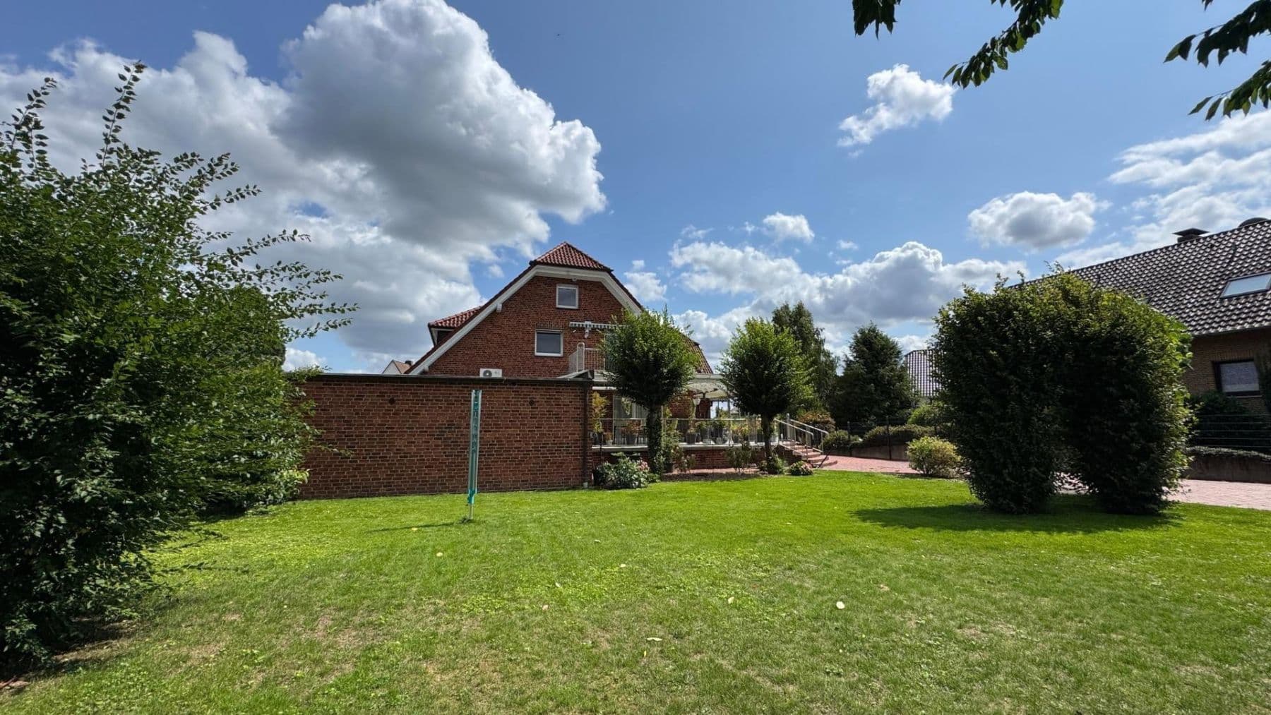 Predaj domu 378 m², pozemek 2.150 m², Rinteln, Dolné Sasko Predaj domu 378 m², pozemek 2.150 m², Rinteln, Dolné Sasko