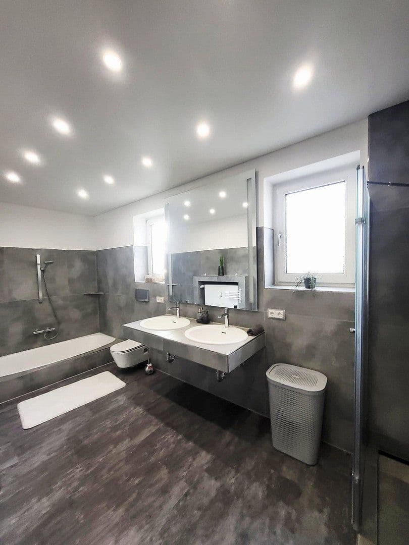 Prenájom bytu 3-izbový 106 m², Mulheim an der Ruhr, Severné Porýnie - Westfálsko Prenájom bytu 3-izbový 106 m², Mulheim an der Ruhr, Severné Porýnie - Westfálsko