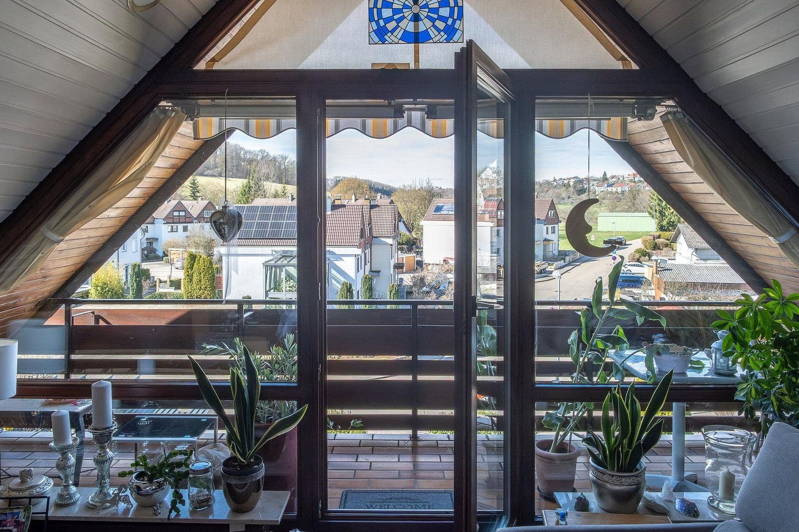 Predaj domu 131 m², pozemek 334 m², Tübinger Str. 25/2, Weil im Schönbuch, Bádensko-Wurttembersko Predaj domu 131 m², pozemek 334 m², Tübinger Str. 25/2, Weil im Schönbuch, Bádensko-Wurttembersko