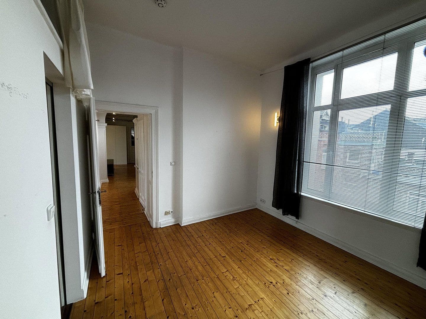 Prenájom bytu 4-izbový 140 m², Bismarckstr. 94, Aachen, Severné Porýnie - Westfálsko Prenájom bytu 4-izbový 140 m², Bismarckstr. 94, Aachen, Severné Porýnie - Westfálsko