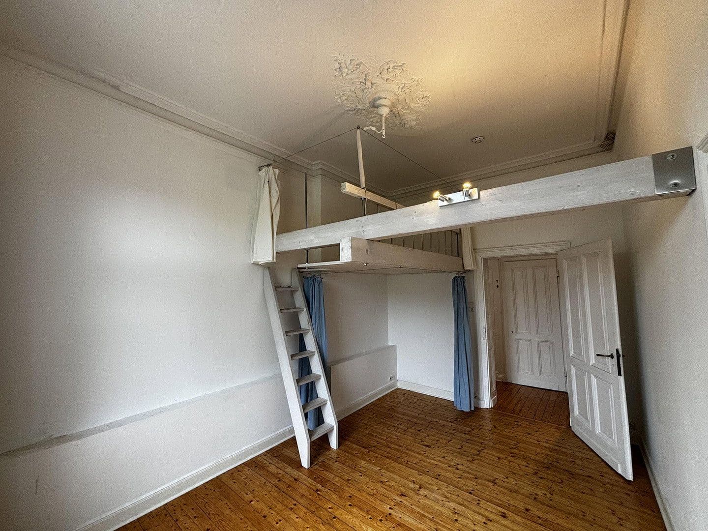 Prenájom bytu 4-izbový 140 m², Bismarckstr. 94, Aachen, Severné Porýnie - Westfálsko Prenájom bytu 4-izbový 140 m², Bismarckstr. 94, Aachen, Severné Porýnie - Westfálsko