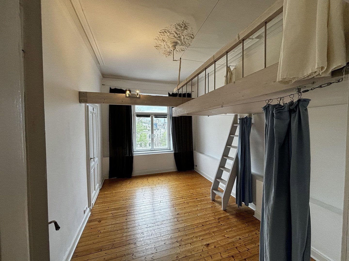 Prenájom bytu 4-izbový 140 m², Bismarckstr. 94, Aachen, Severné Porýnie - Westfálsko Prenájom bytu 4-izbový 140 m², Bismarckstr. 94, Aachen, Severné Porýnie - Westfálsko