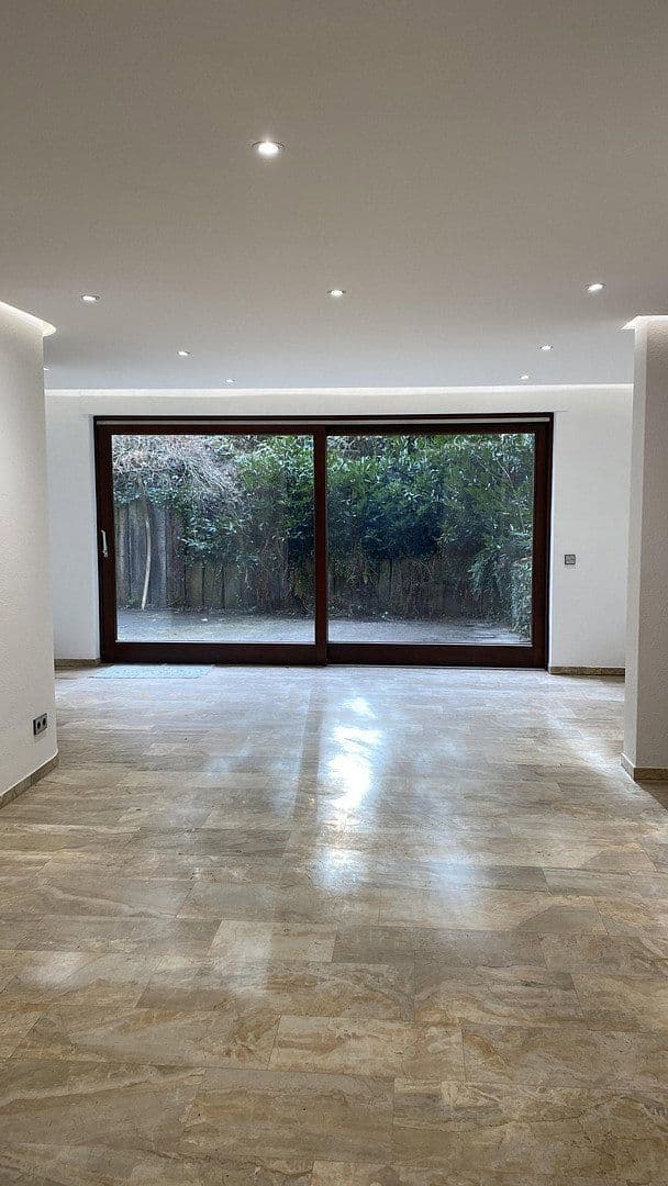 Prenájom bytu 3-izbový 90 m², Sindelfingen, Bádensko-Wurttembersko Prenájom bytu 3-izbový 90 m², Sindelfingen, Bádensko-Wurttembersko