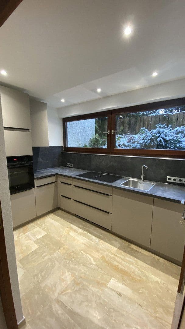 Prenájom bytu 3-izbový 90 m², Sindelfingen, Bádensko-Wurttembersko Prenájom bytu 3-izbový 90 m², Sindelfingen, Bádensko-Wurttembersko