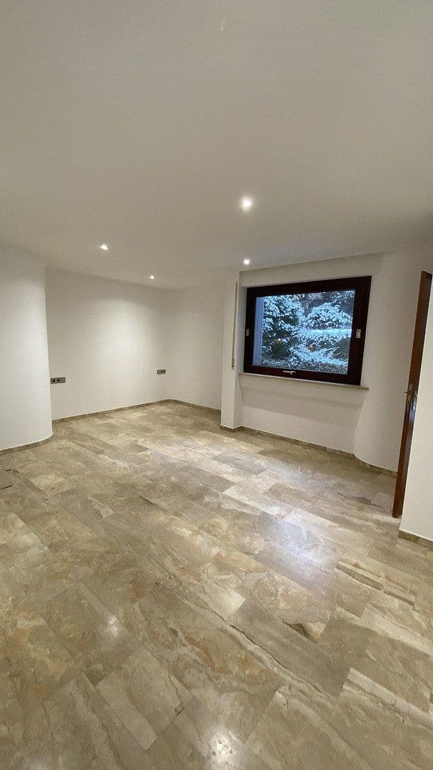 Prenájom bytu 3-izbový 90 m², Sindelfingen, Bádensko-Wurttembersko Prenájom bytu 3-izbový 90 m², Sindelfingen, Bádensko-Wurttembersko