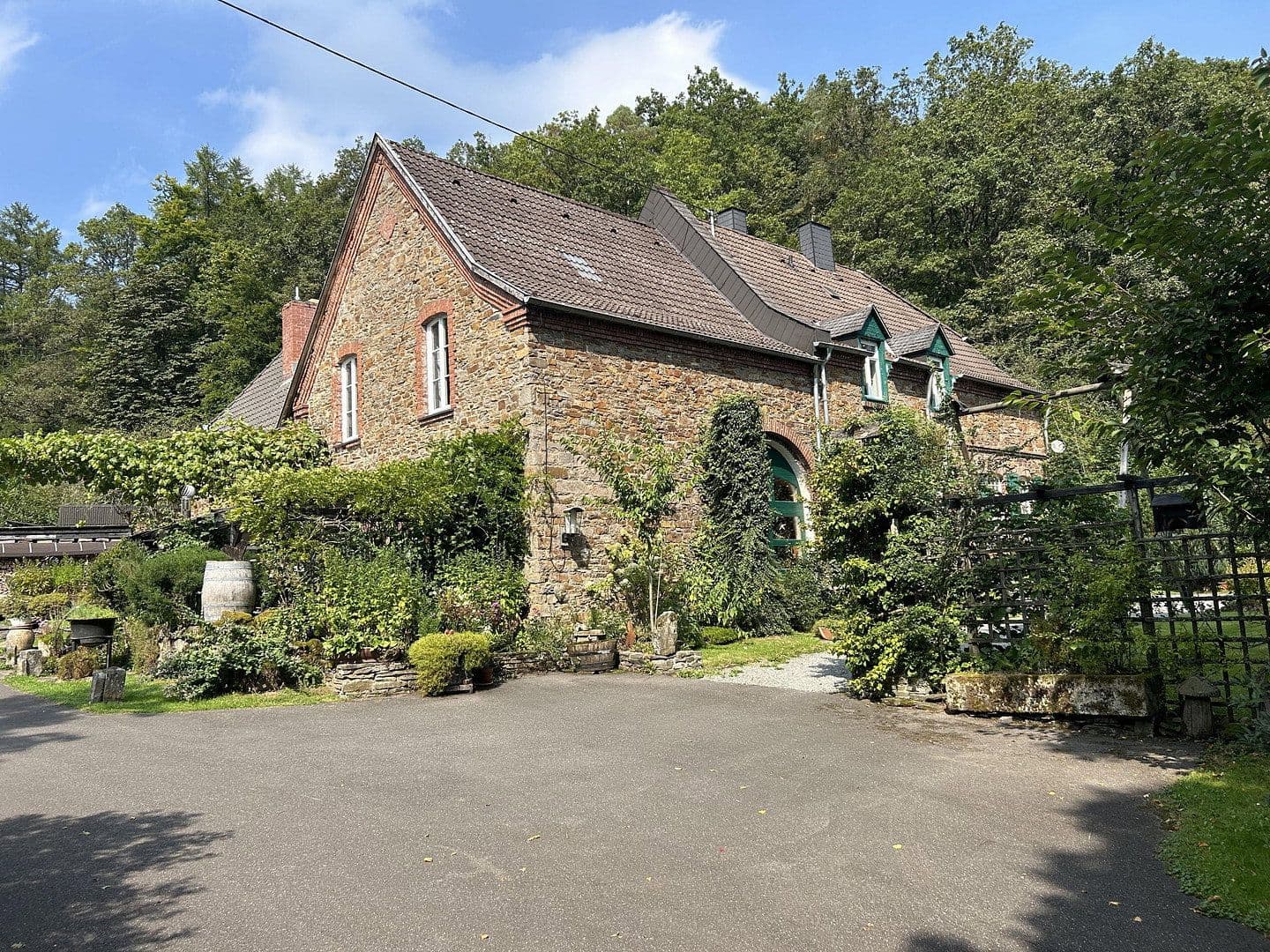 Predaj domu 220 m², pozemek 2.373 m², Hellenthal, Severné Porýnie - Westfálsko Predaj domu 220 m², pozemek 2.373 m², Hellenthal, Severné Porýnie - Westfálsko