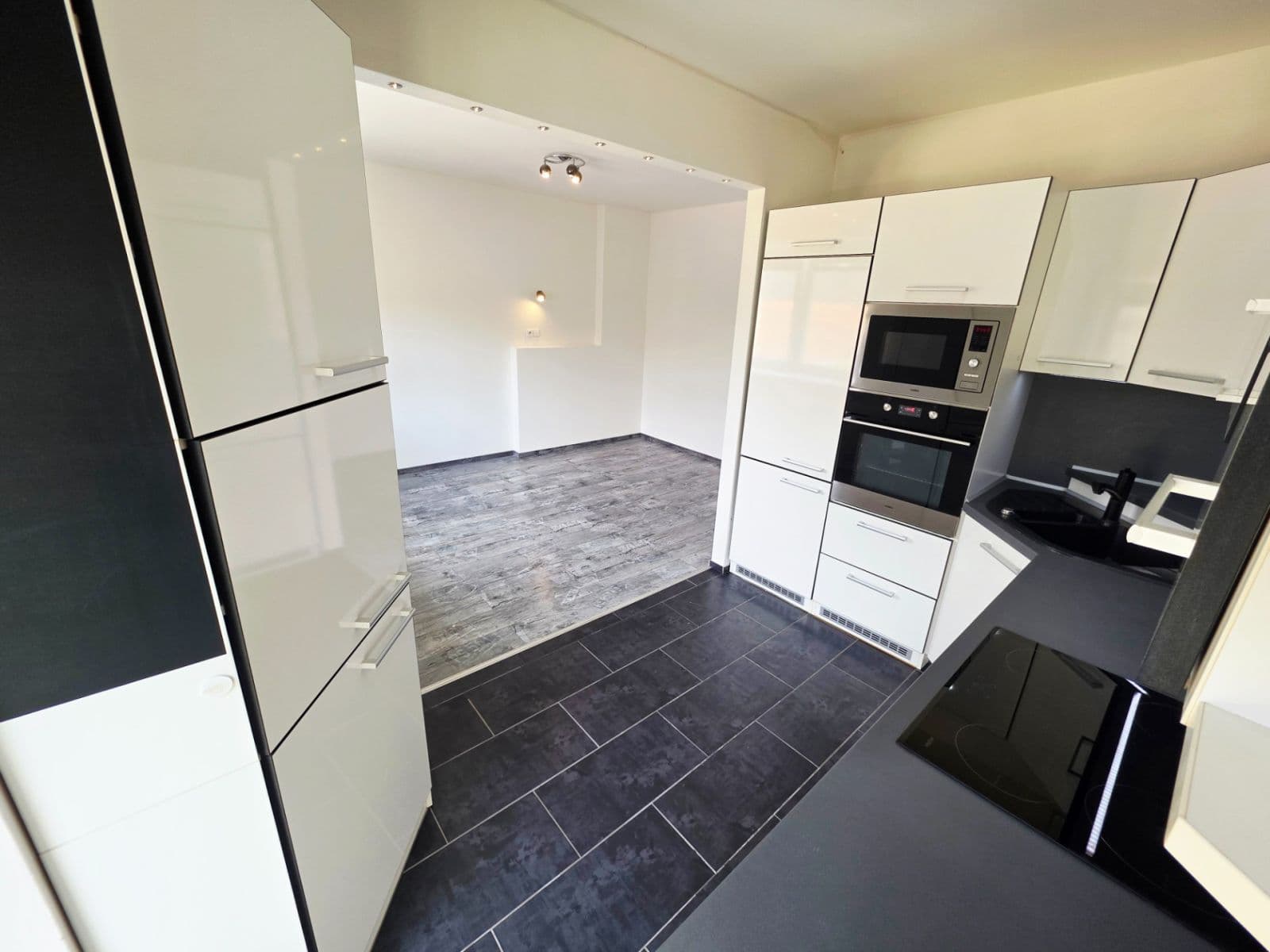 Prenájom bytu 2-izbový 55 m², Mojmírovo náměstí, Brno, Jihomoravský kraj Prenájom bytu 2-izbový 55 m², Mojmírovo náměstí, Brno, Jihomoravský kraj