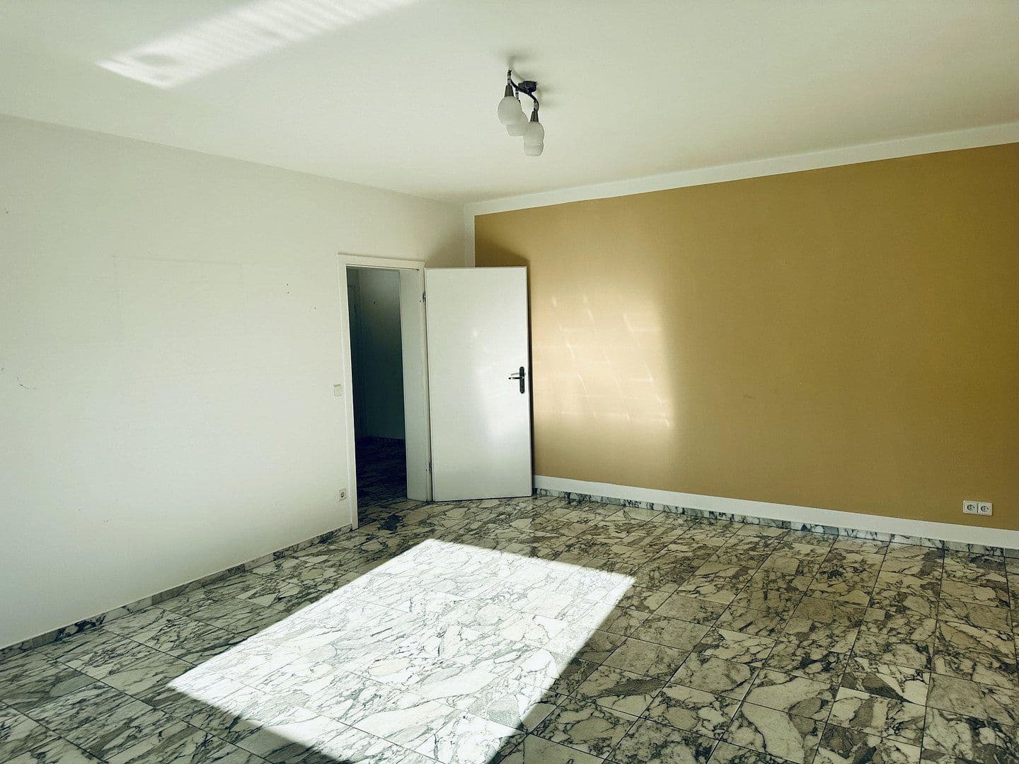 Prenájom bytu 3-izbový 73 m², Springe, Dolné Sasko Prenájom bytu 3-izbový 73 m², Springe, Dolné Sasko