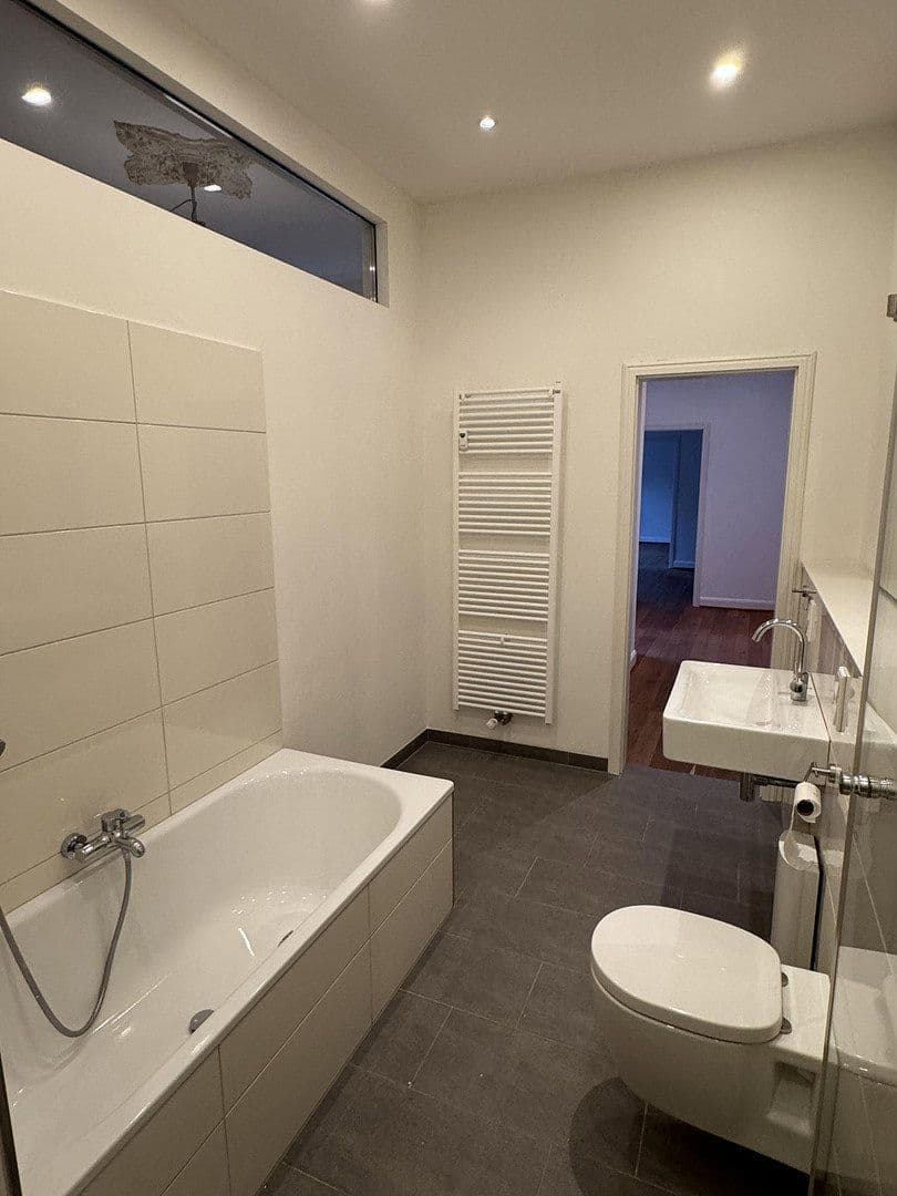 Prenájom bytu 4-izbový 112 m², Trimbornstrasse 11, Köln, Severné Porýnie - Westfálsko Prenájom bytu 4-izbový 112 m², Trimbornstrasse 11, Köln, Severné Porýnie - Westfálsko