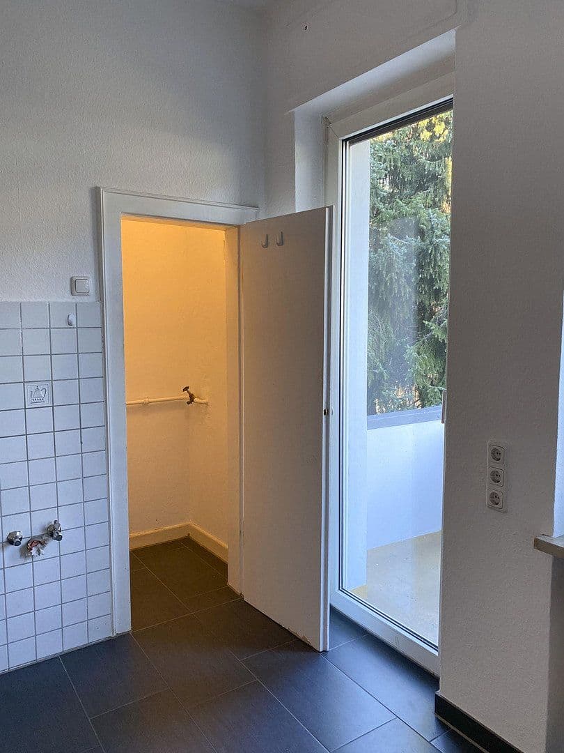 Prenájom bytu 4-izbový 120 m², Koblenz, Porýnie-Falcko Prenájom bytu 4-izbový 120 m², Koblenz, Porýnie-Falcko