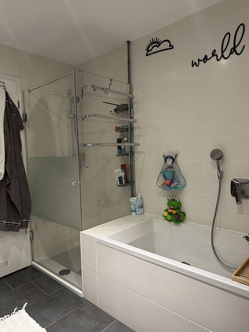 Prenájom bytu 3-izbový 92 m², Frankfurt am Main, Hesensko Prenájom bytu 3-izbový 92 m², Frankfurt am Main, Hesensko