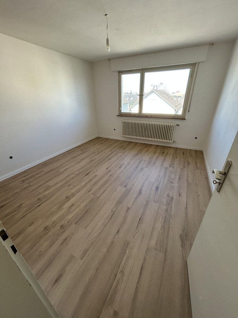 Prenájom bytu 4-izbový 100 m², Lärchenstr. 31, Birkenfeld, Bádensko-Wurttembersko Prenájom bytu 4-izbový 100 m², Lärchenstr. 31, Birkenfeld, Bádensko-Wurttembersko