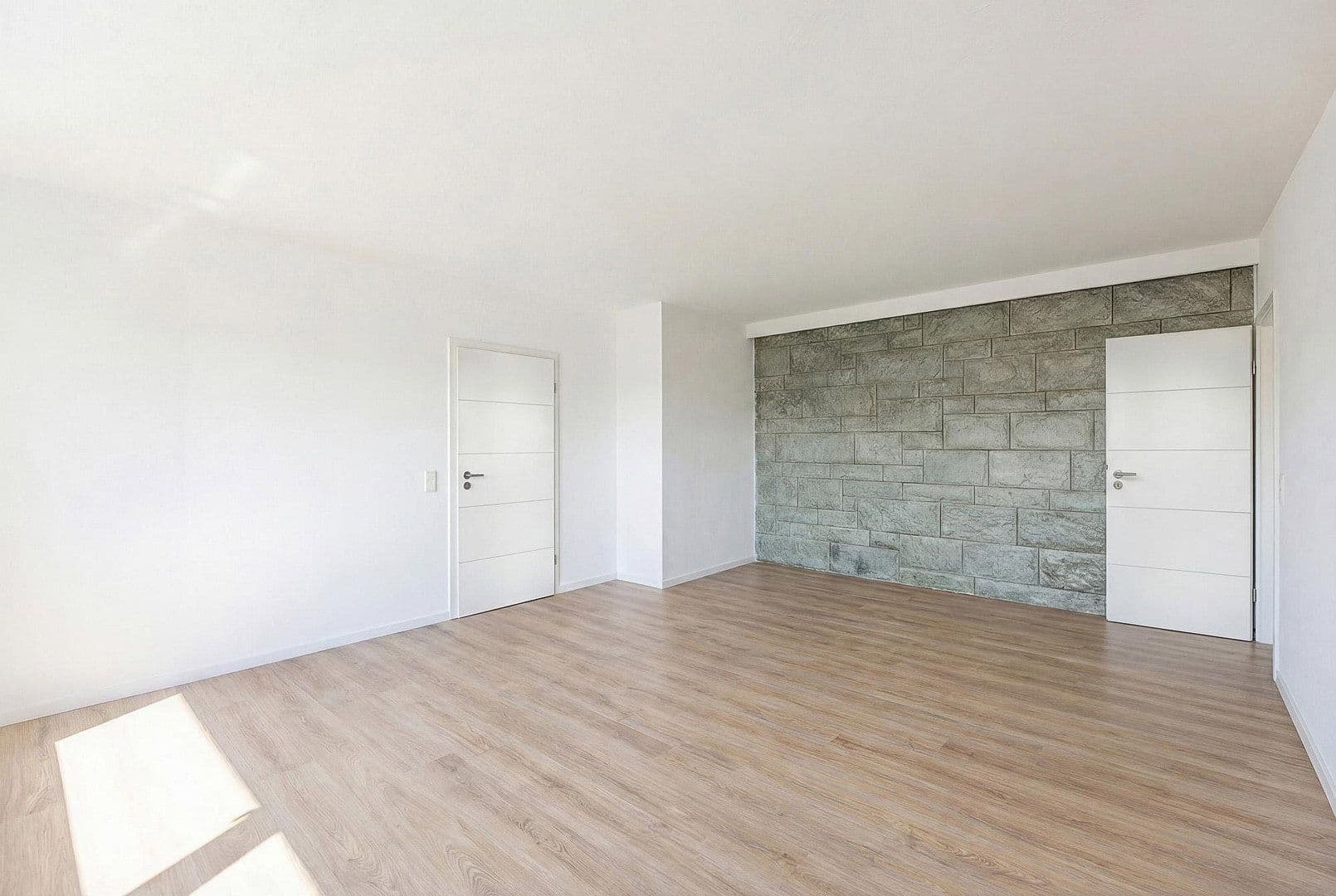 Prenájom bytu 4-izbový 109 m², Plankstadt, Bádensko-Wurttembersko Prenájom bytu 4-izbový 109 m², Plankstadt, Bádensko-Wurttembersko